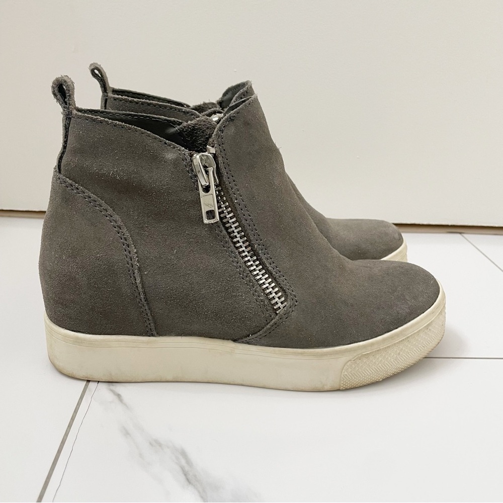 Steve Madden Wedgie Gray Suede Zip Up Wedge Shoes